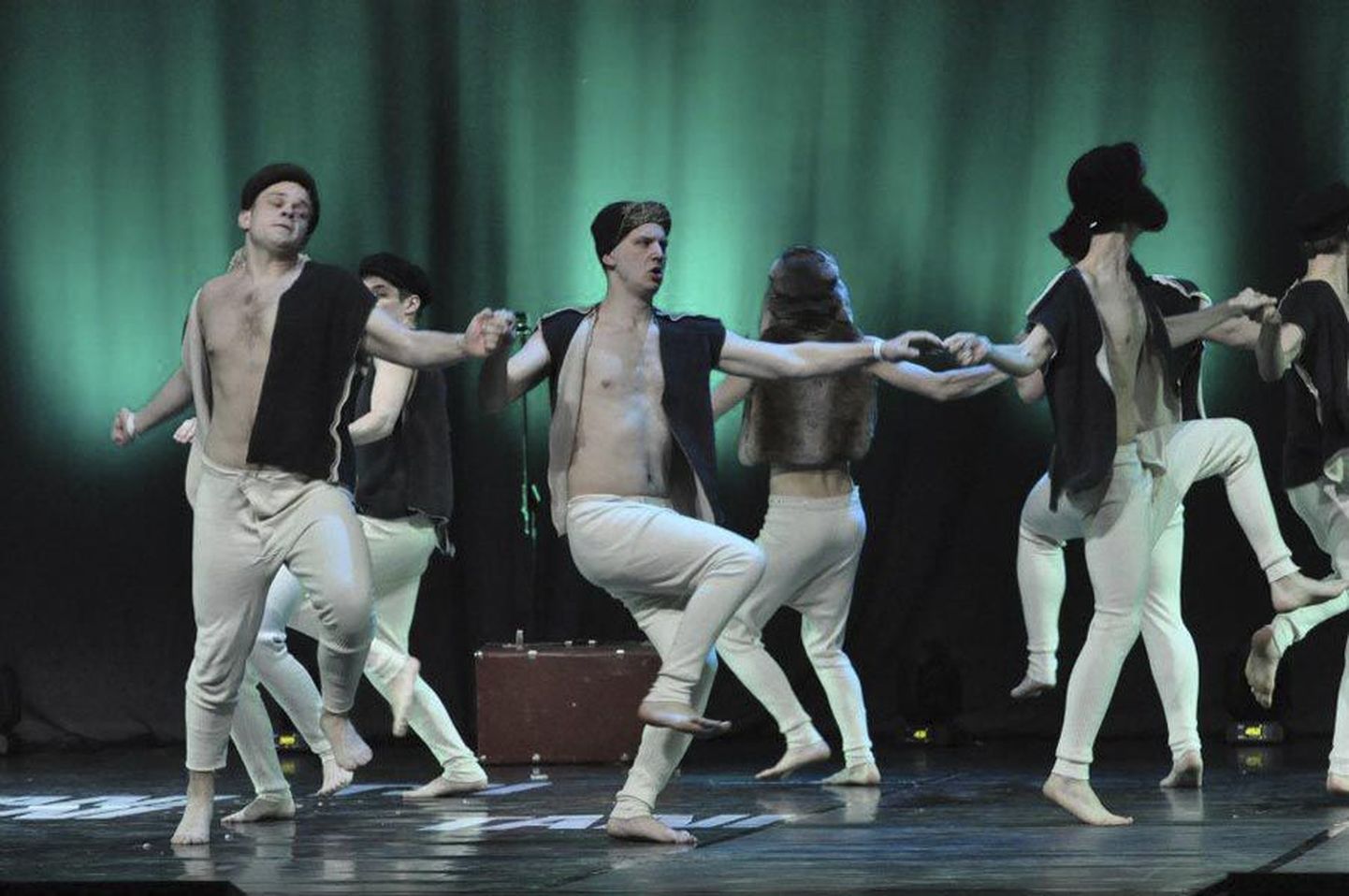 Lavastuse menukaim tants on «Paruni püksid», mis saavutas «Koolitantsu» finaalis oma kategoorias sisuliselt teise koha.