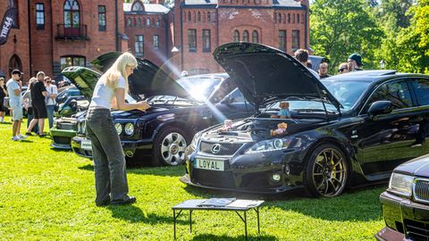 SUUR GALERII ⟩ Sangaste lossi hoov täitus silmapaistvate autodega