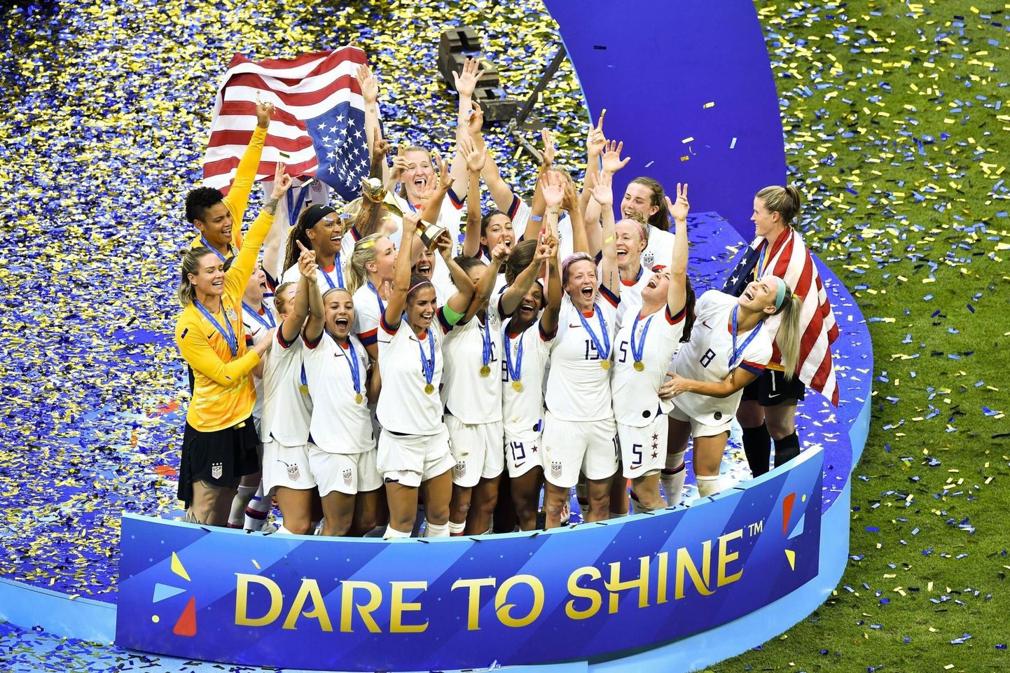 Maailmameistriks tulnud USA jalgpallinaiskond nõudis riigi alaliidult kodumaa esindamise eest meeskoondislastega võrdset tasu. 