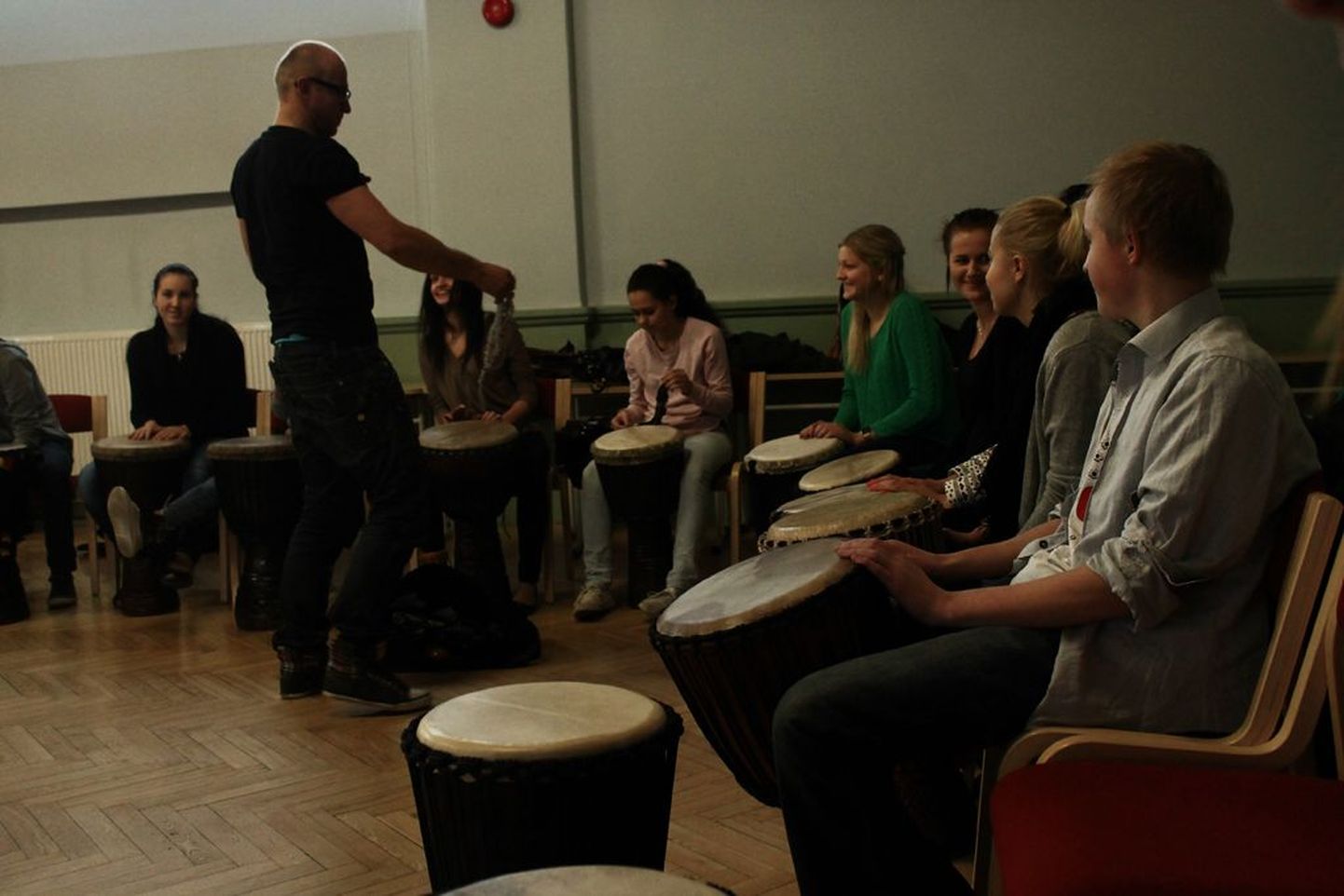 Reigo Ahven õpetas Hansagümnaasiumi noori trumme käsitsema.