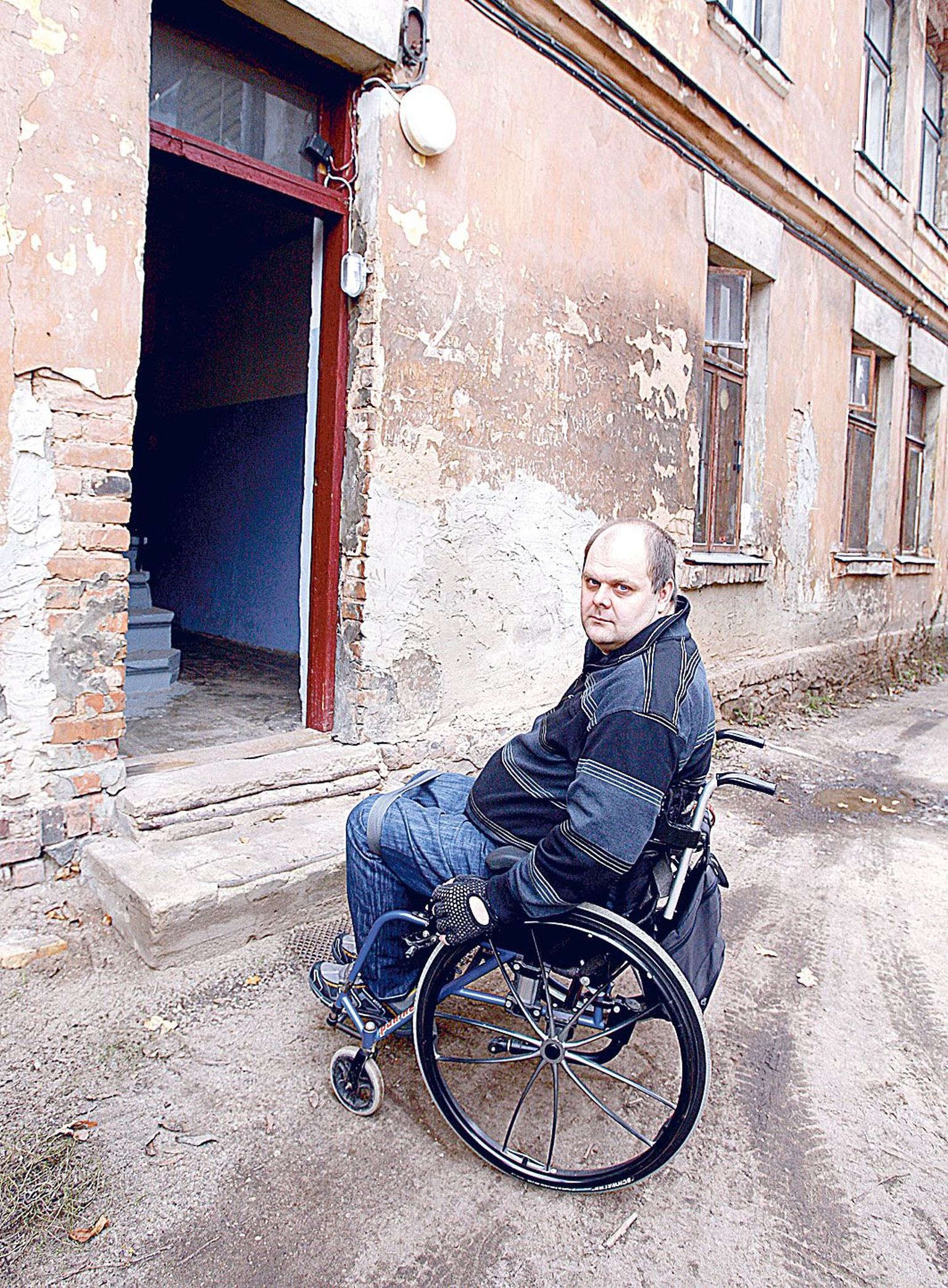Õnnetuse tagajärjel ratastooli jäänud Urmas Assor on proovinud leida üüriturult korterit, kust ratastooliga kõrvalise abita välja pääseks, kuid siiani see pole õnnestunud.