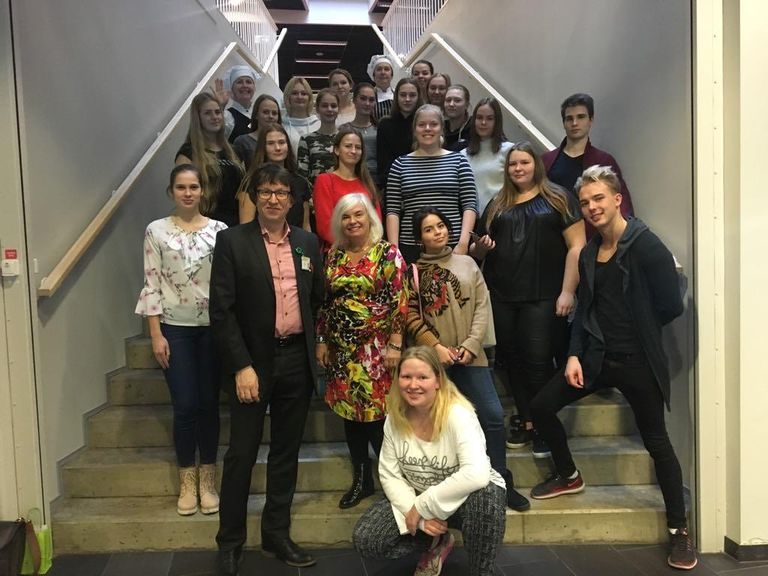 Pärnu kolledži turismitudengid ja kutsehariduskeskuse õpilased valmistasid üheskoos jõulutoite.