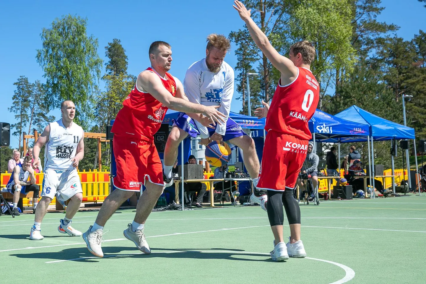 Pühapäeval kuulutati Võsul avatuks suvehooaeg. Toimus Lääne-Virumaa 3 x 3 korvpalli meistrivõistluste esimene etapp.