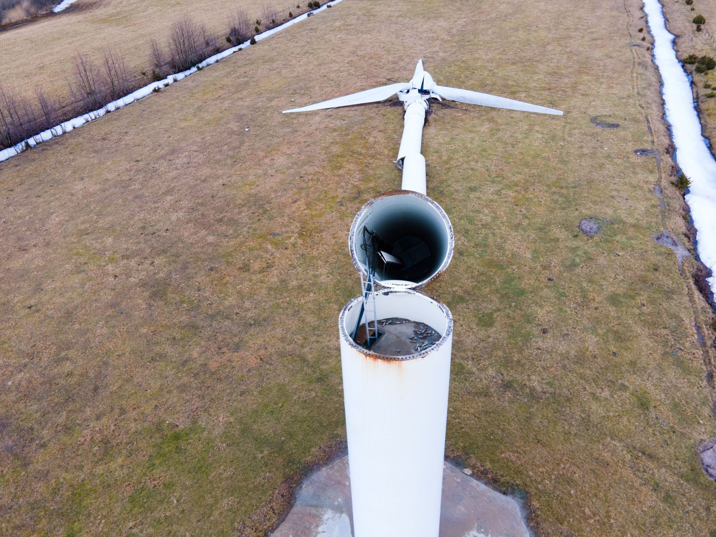 POLTE TÄIS: Droonifotolt paistavad poldid, mis varem tuulegeneraatori osi omavahel koos hoidsid.