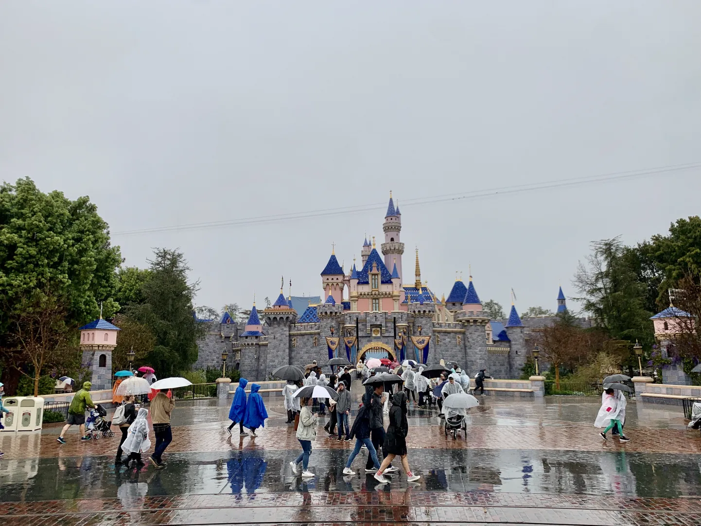 Disney teemapark Californias asuvas Anaheimis.