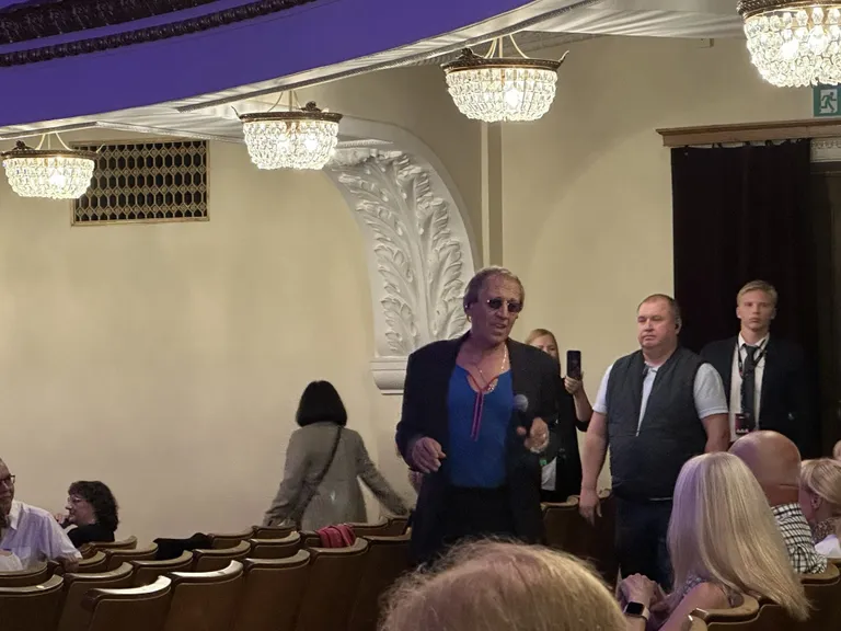 Адольфо Себастьяни поет легендарную Susanna в зрительном зале.