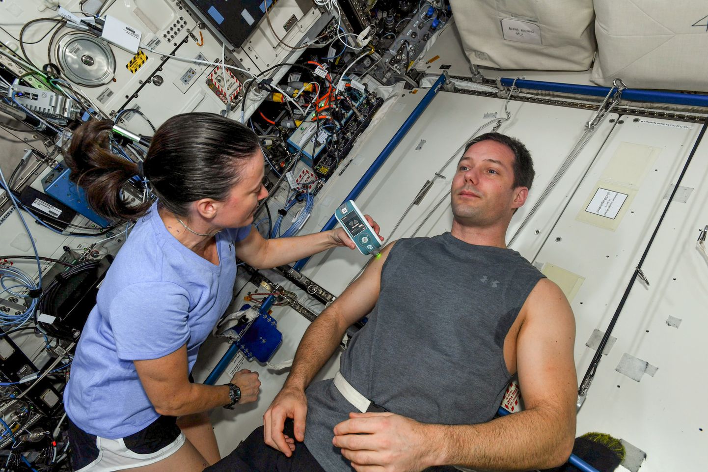 Astronaut Thomas Pesquet parabool-lendudel MyotonPRO-d kaaluta olekus testimas.