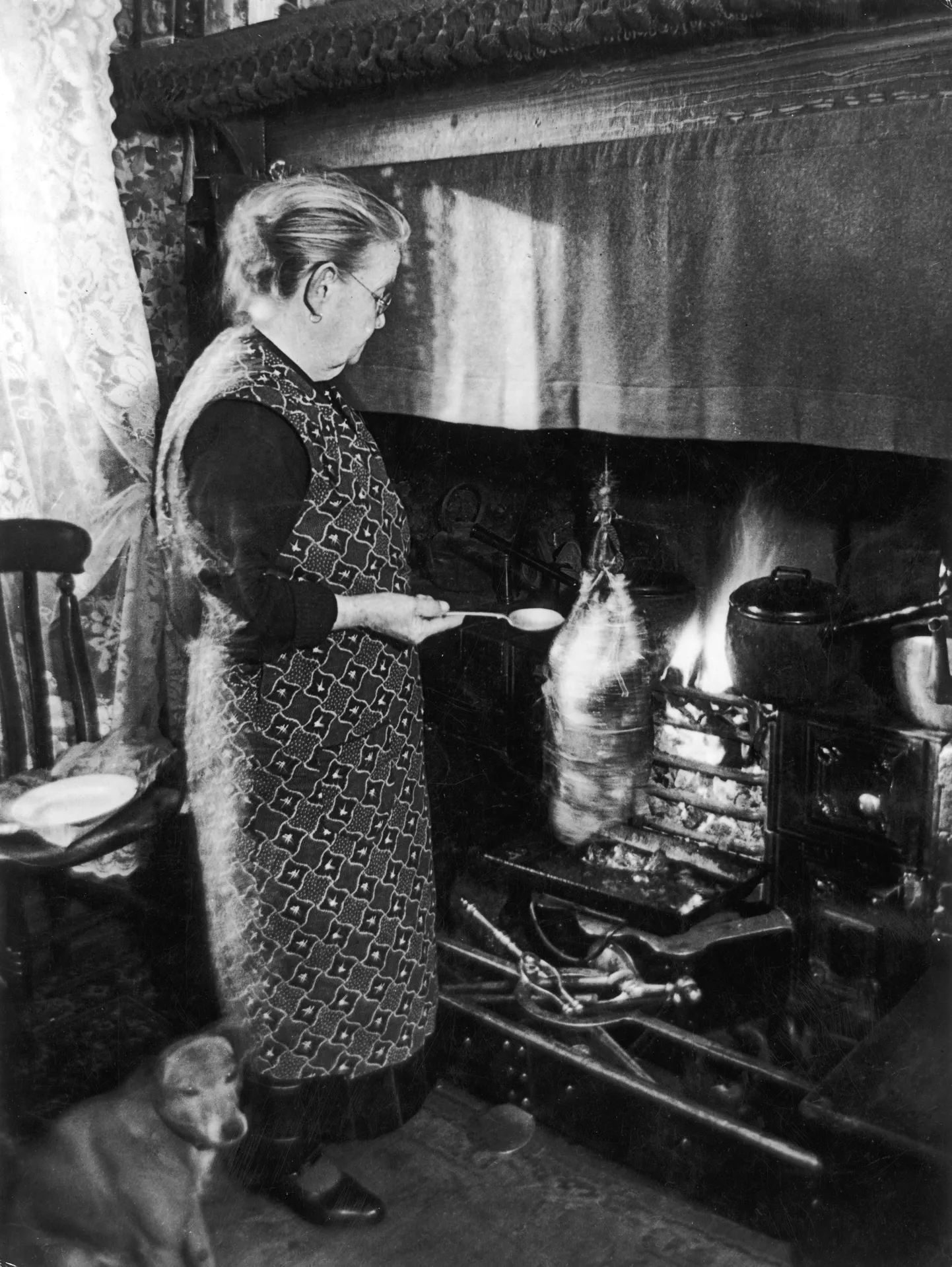 Naine Somersetis, Inglismaal, küpsetamas jõuluhane. Pilt on 1930ndatest