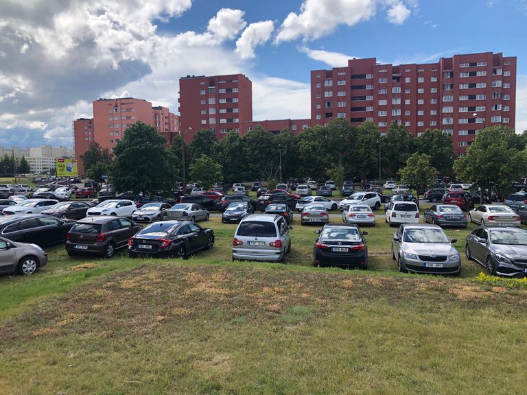Сотни машин припаркованы на газонах