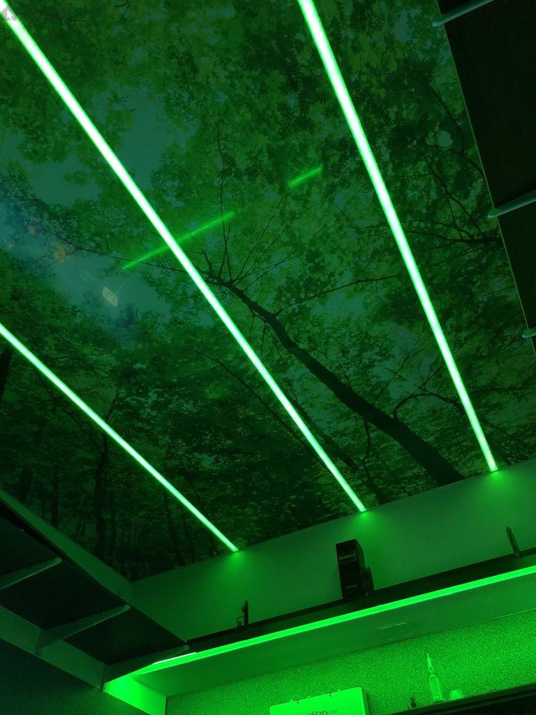 Это потолок «квартиры» с фотообоями и подсветкой.