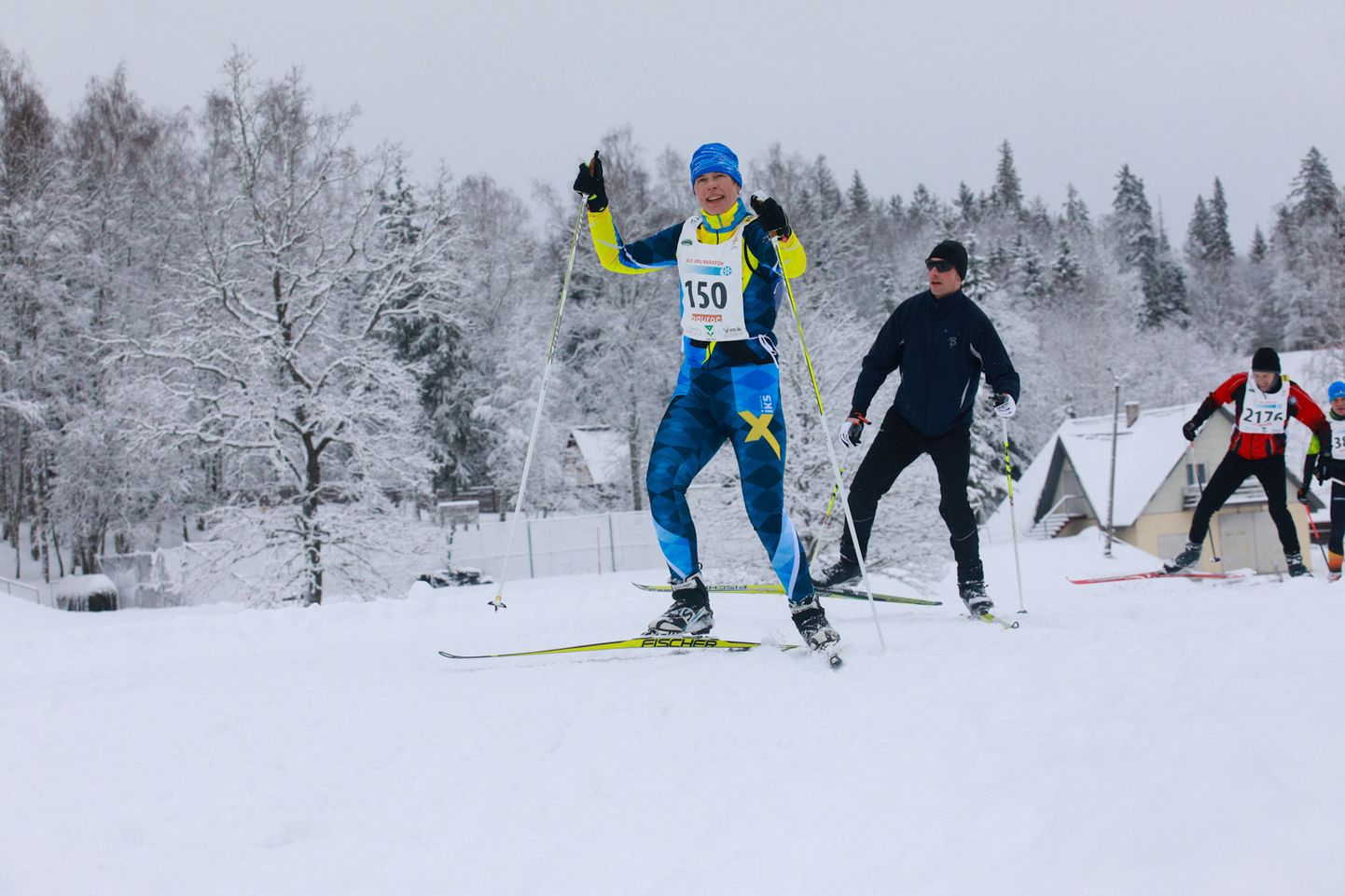 President Kersti Kaljulaid nautis temale jõukohases tempos Viru suusamaratoni 42 kilomeetrit pikka distantsi, turvamees truult kannul.