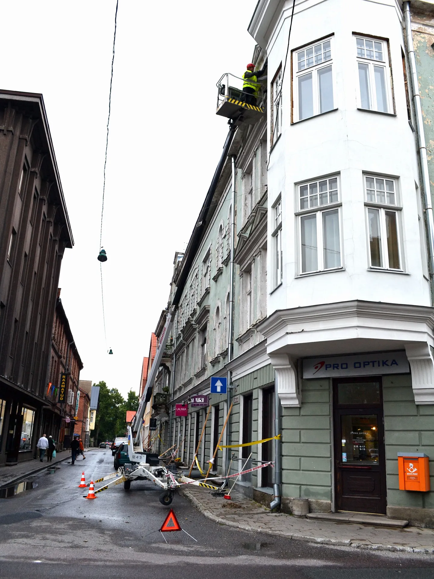 Viljandis Lossi tänav 26 maja fassaadil mälestustahvel, mis meenutab seal kolmveerandi sajandi eest tegutsenud «Karikatuuripuhvetit.»