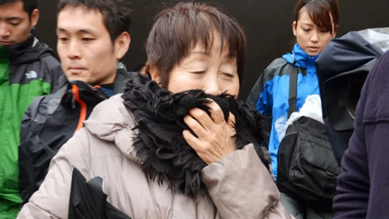 Чисако Какейи отвечает на вопросы репортеров. Полиция арестовала женщину по подозрению в отравлении мужа после того, как в его теле были обнаружены следы цианида. Погибший был одним из шести умерших партнеров Какейи. Март 2015 года 