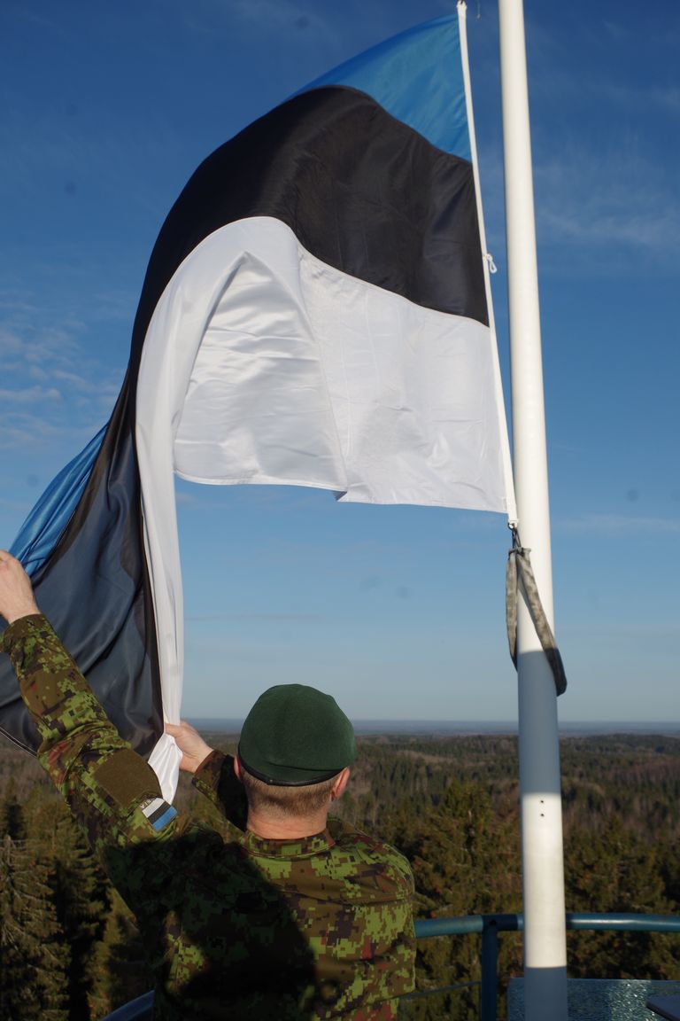 Vanemveebel Marek Hussar sätib tõusvat lippu.