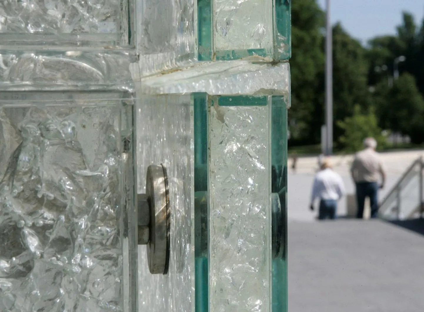 Поскольку стеклянные панели монумента Свободы являют собой покрытые стеклом пакеты, внутри которых находится содержащий осколки стекла акрил-полимер, встает вопрос о долговечности срока панелей.