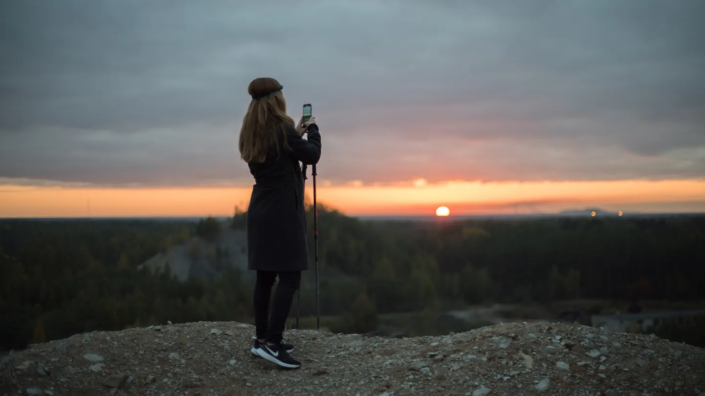 IDA-VIRU TURISMIEDENDAJAD ON OMADEGA MÄEL: Üheks suureks võiduks on, et Ida-Virumaasse ei suhtuta enam umbusu, vaid uudishimuga. Pilt on tehtud uute seikluste valimisel Kohtla-Nõmme kaevandusmuuseumi aherainemäe otsas.