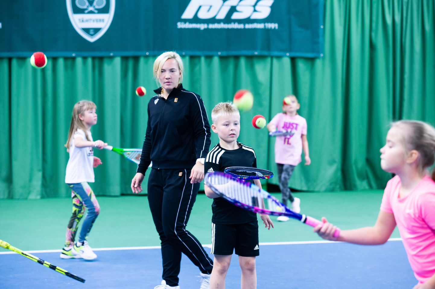 Eneli Pormeister treenib tulevasi tennisetähti Tähtvere Tennisekeskuses.