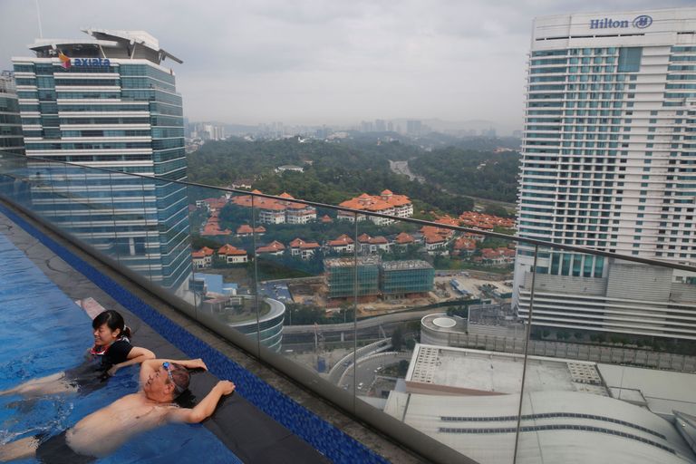 Malaisia. Inimesed sudusse mattunud Kuala Lumpuris katusebasseinis lõõgastumas. 