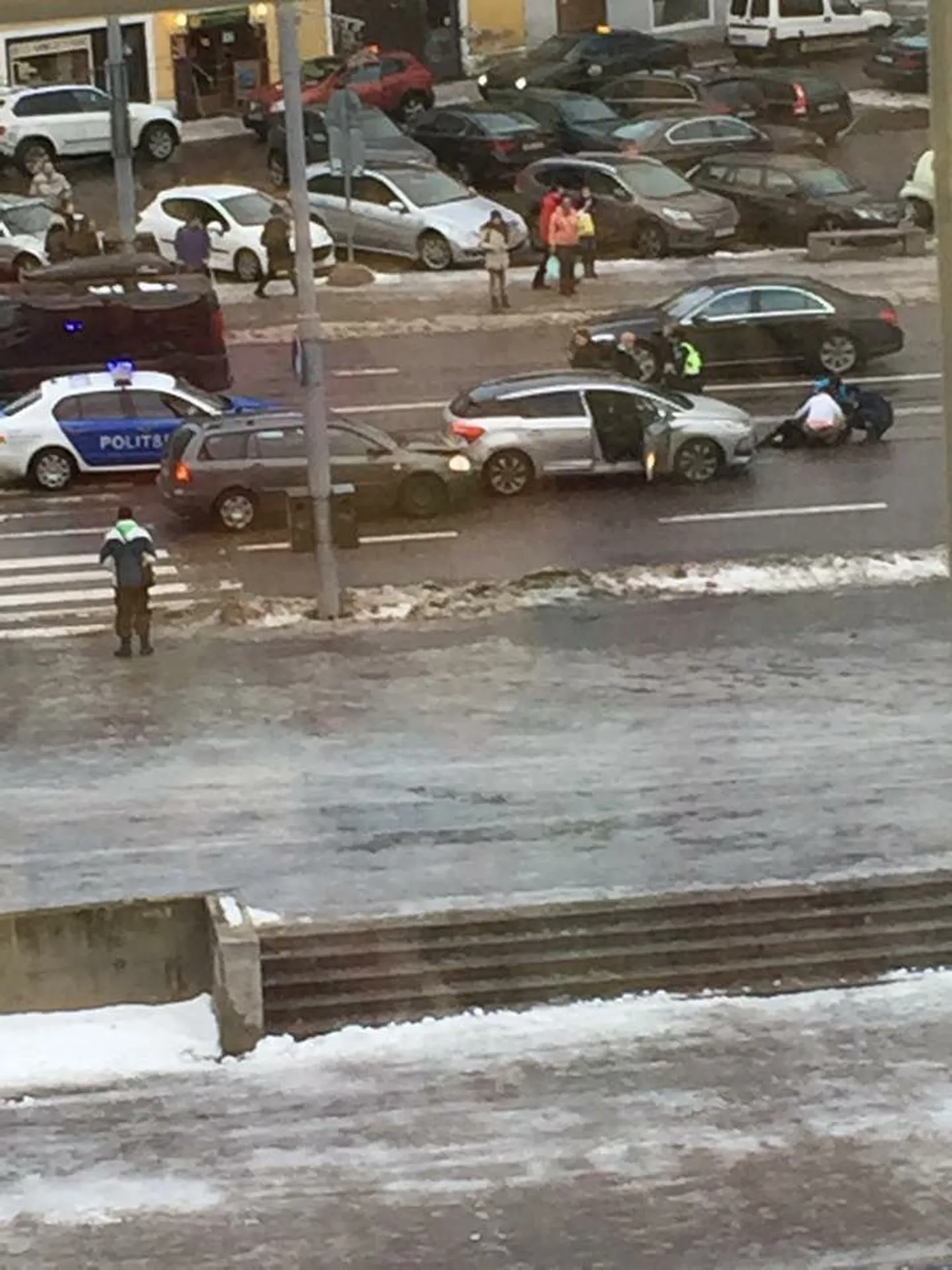 Liiklusõnnetus Pärnu maanteel.