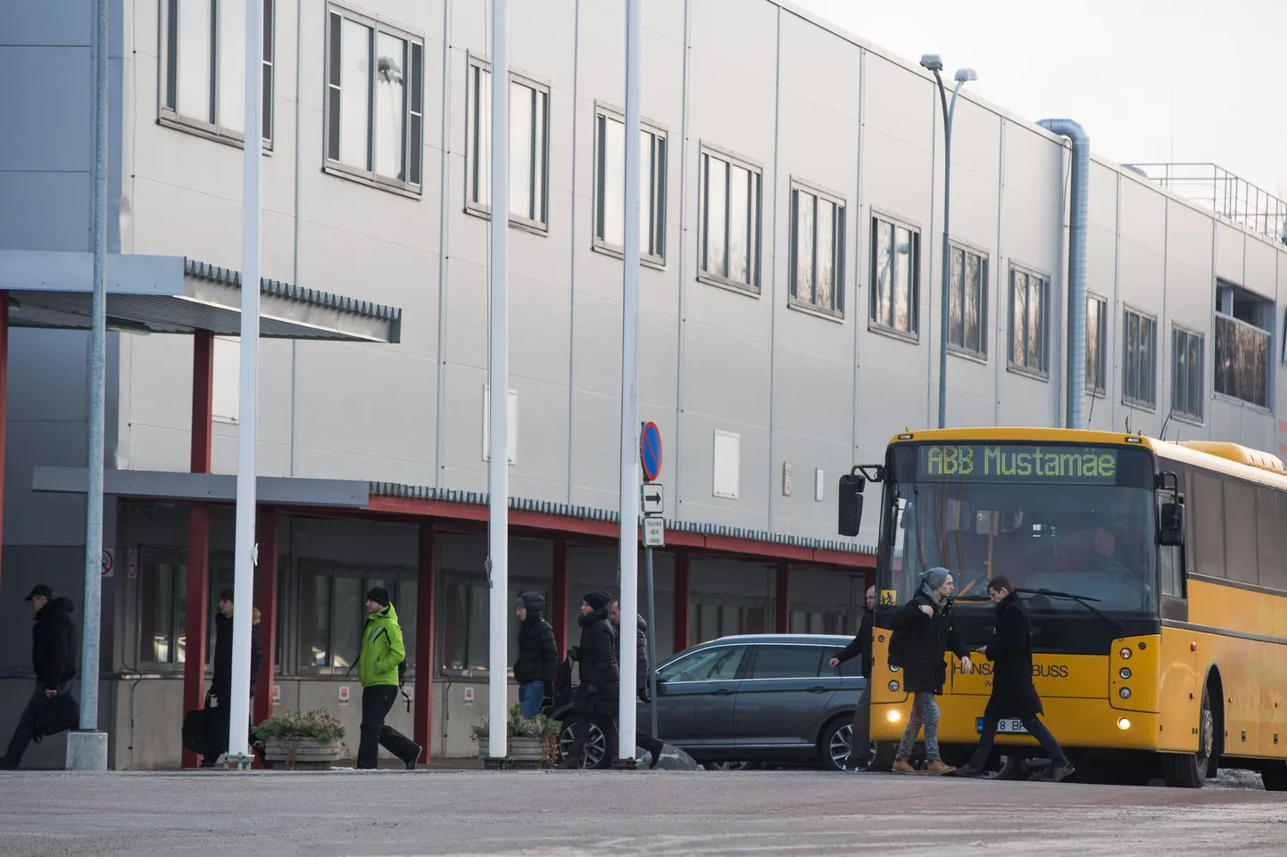 ABB töötajate transporti kasutab igapäevaselt 600 kuni 650 inimest, kelle kodunt tööle ja tagasi koju toimetamiseks on käigus 18 bussi, mis läbivad iga päev 1761 kilomeetrit.