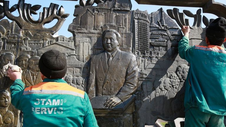 Назарбаеву далеко до культа личности соседей по Средней Азии. Но он давно вписан в пейзаж: плакаты, лозунги, барельефы, статуи.