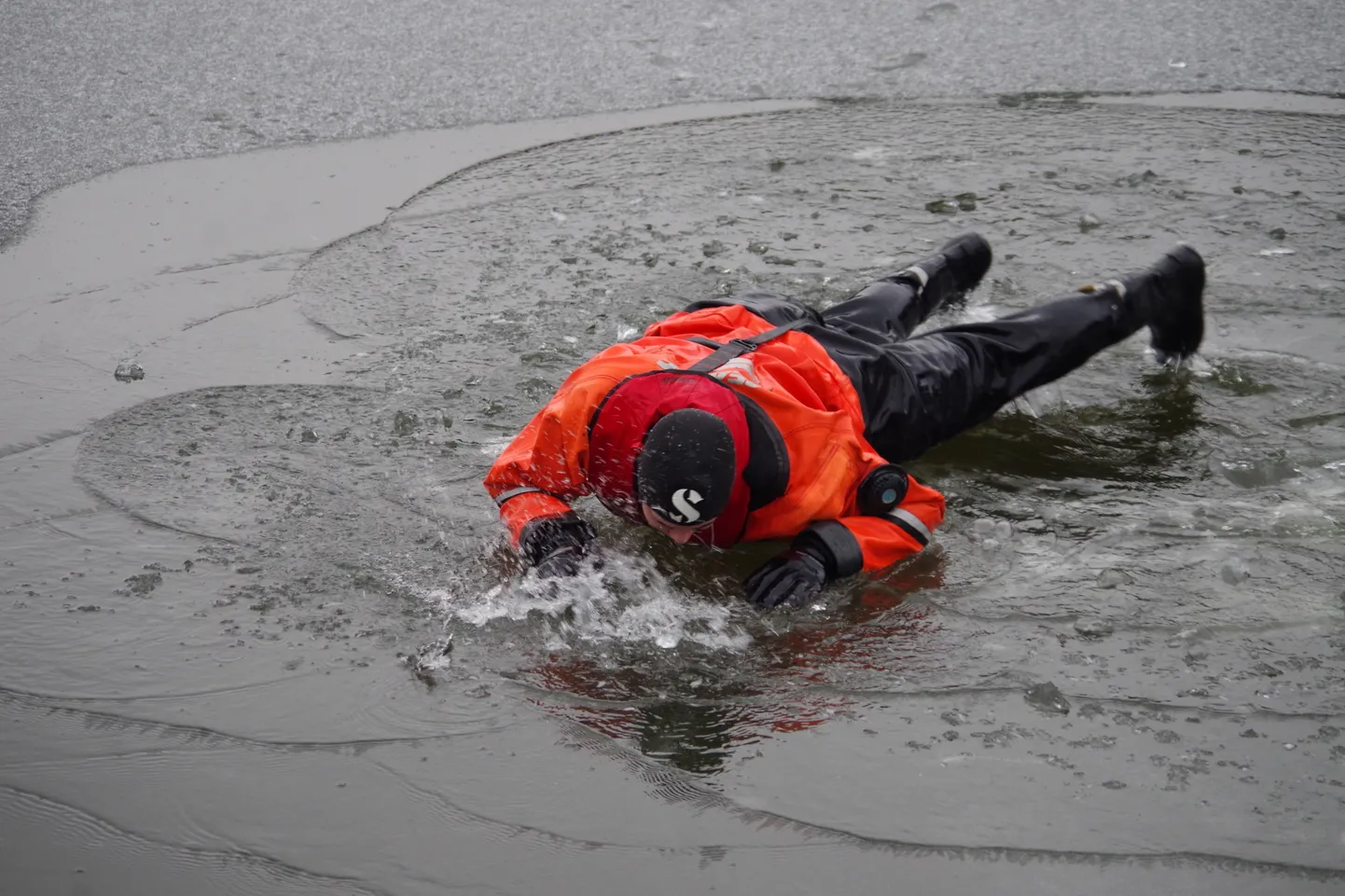 Спасатели Вырумаа демонстрируют, как спасаться на тонком льду озера Кубия.