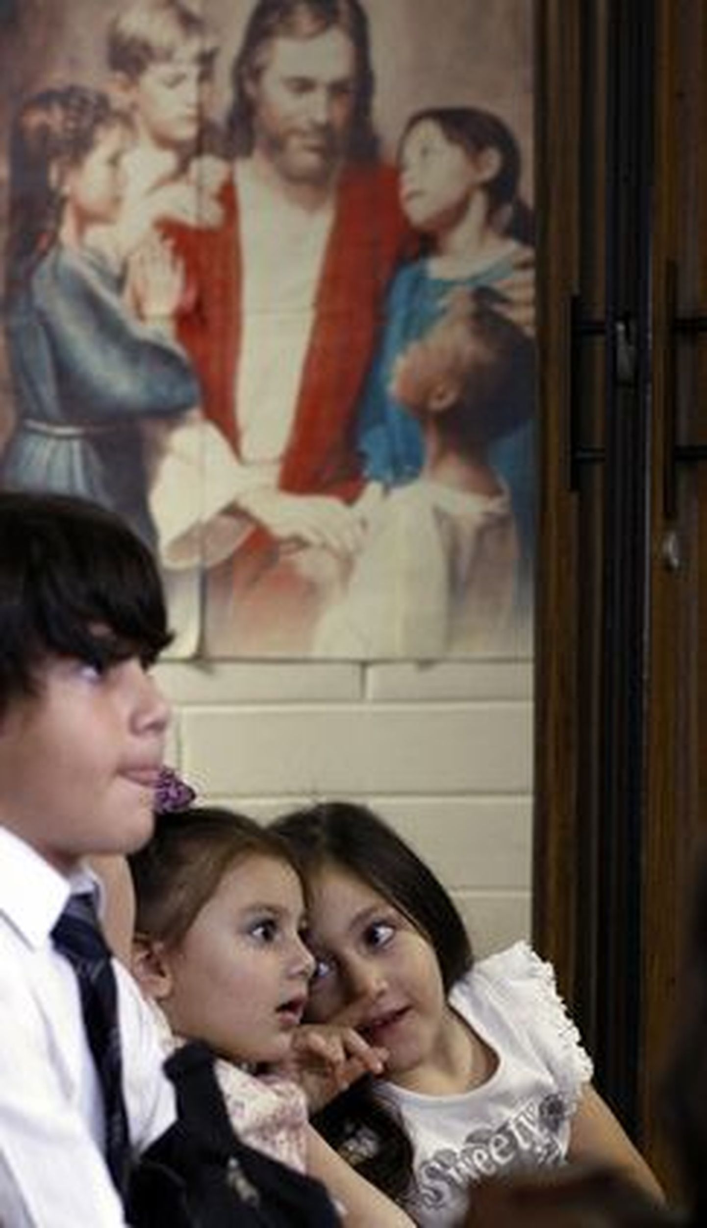 Raport: Iiri katoliku koolides piinati lapsi. Fotol pilt, millel lapsi on kujutataud koos Jeesusega