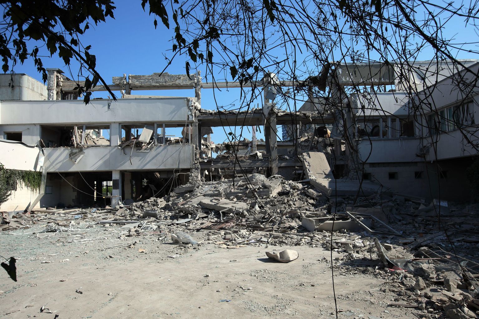 Záběr na budovu Charkovského pedagogického institutu po ruském leteckém útoku.