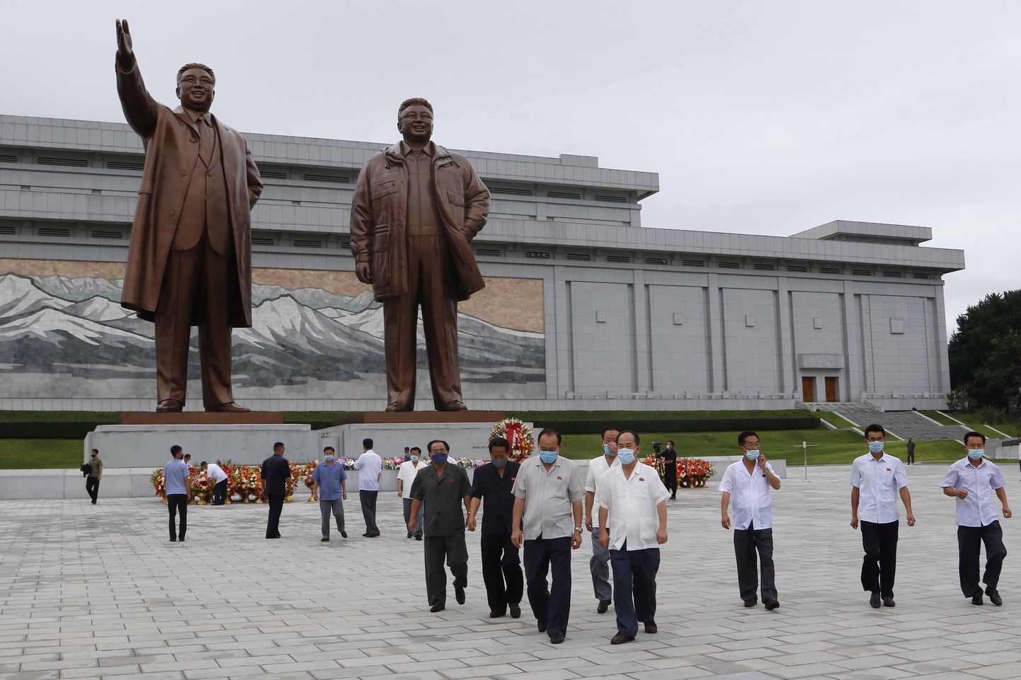 Inimesed Pyongyangis Kim Il-sungi ja Kim Jong-ili kujude juures.