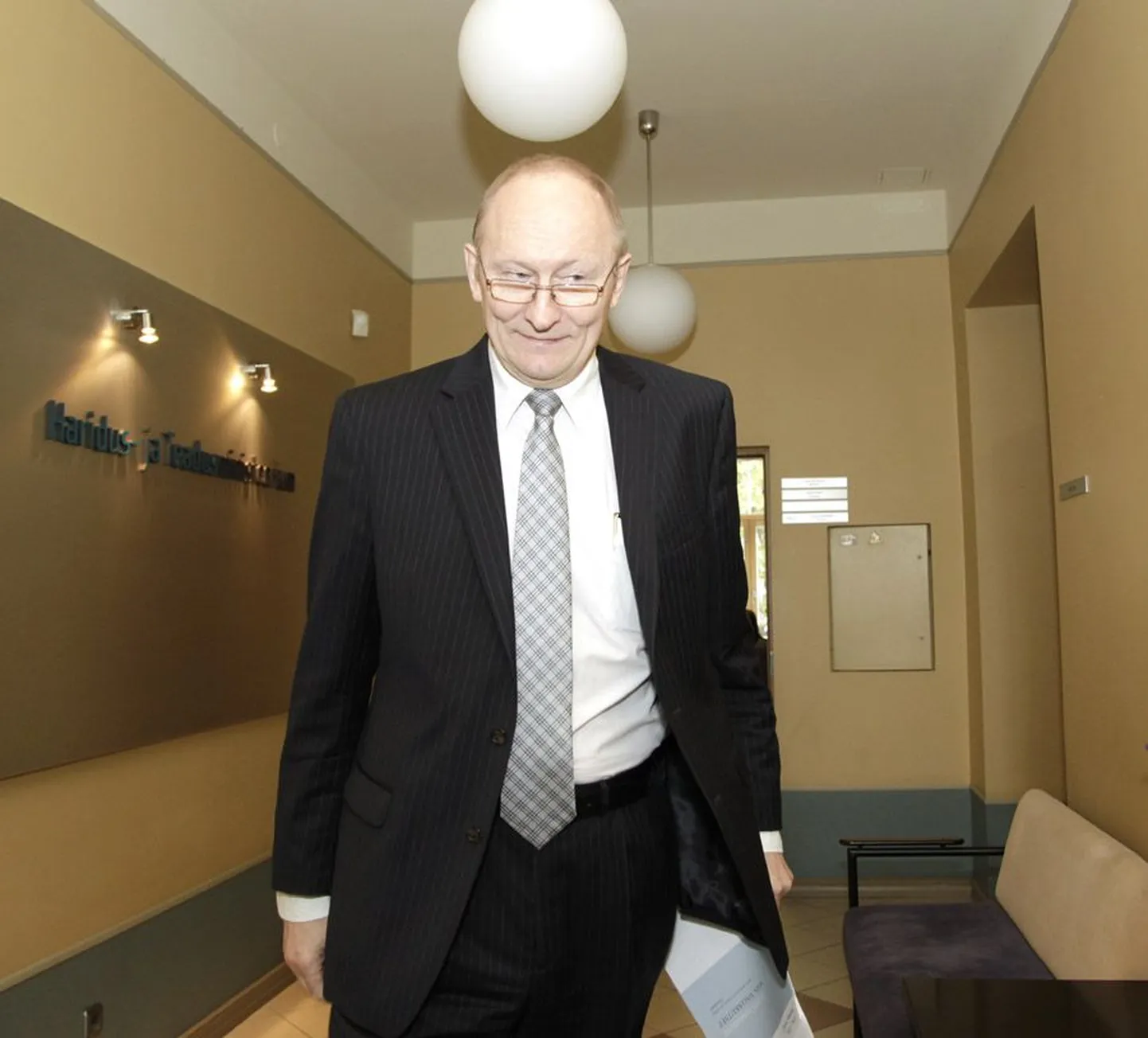 Haridusminister Jaak Aaviksoo lubas eile, et järgmise aasta jaanuarist on õpetaja alampalk vähemalt 700 eurot. «Loodan, et see saab kõrgem olema,» lausus ta.