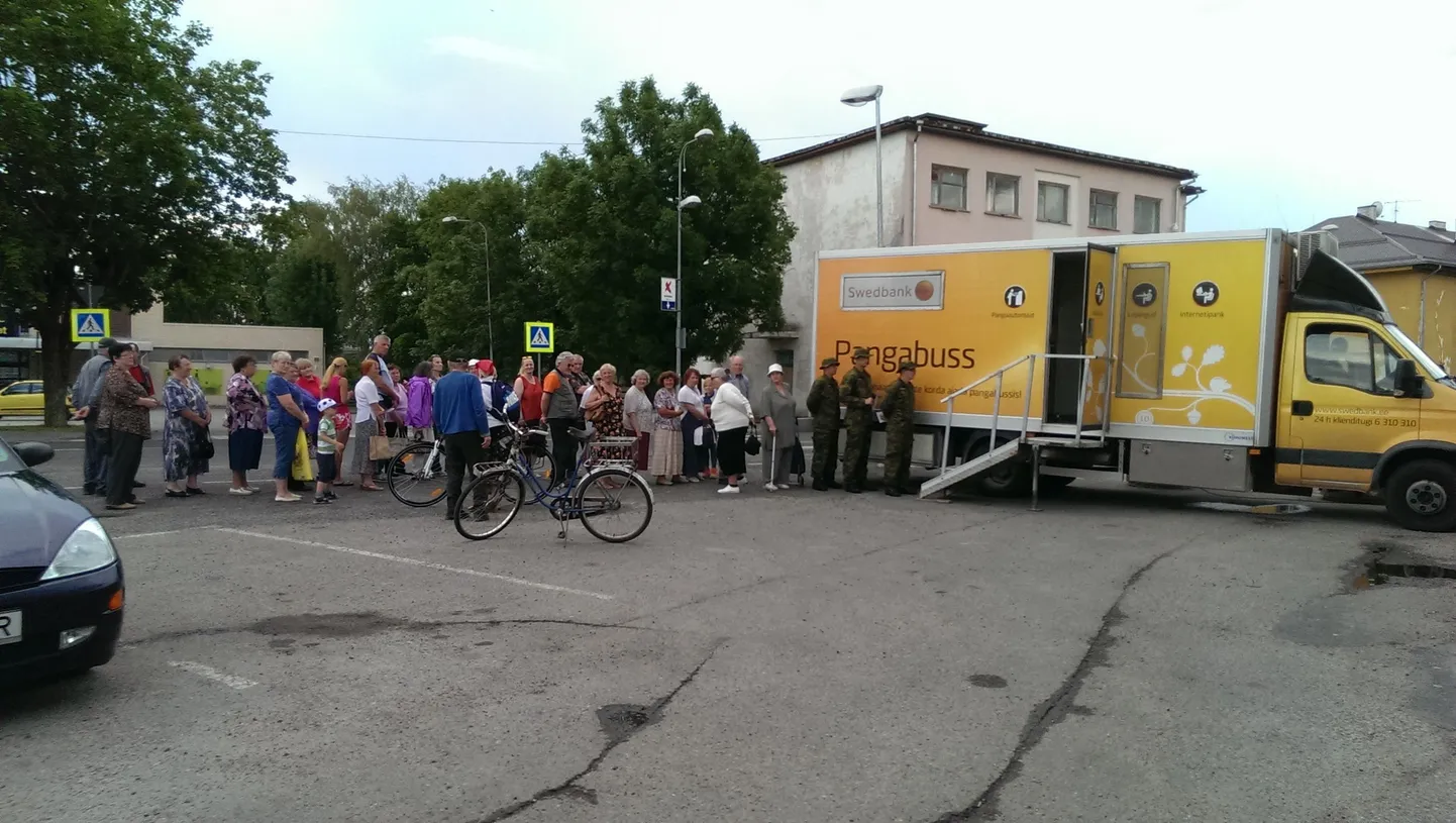 Tapalased seisid 15. juulil pangabussi järjekorras, justkui vati müümise päeval mõne Nõukogudeaegse apteegi ukse taga.