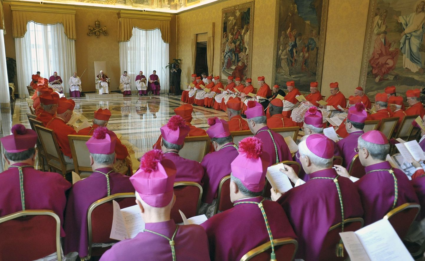 Папа Бенедикт XVI в Ватикане на встрече с кардиналами и священниками 19 февраля 2010 года.