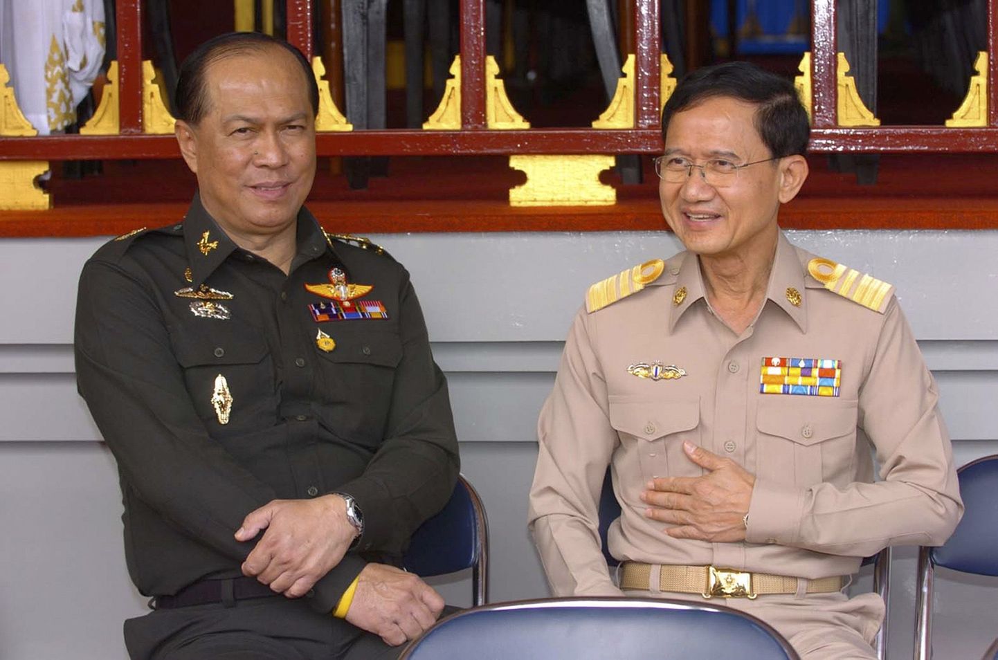 Tai peaminister Somchai Wongsawat (paremal) seismas armeejuhi kindral Anupong Paochinda kõrval (vasakul).