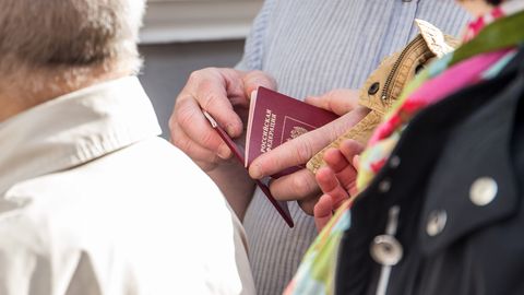 Piirivalvuritele halli passi esitanud mees jäi vahele Venemaa passiga