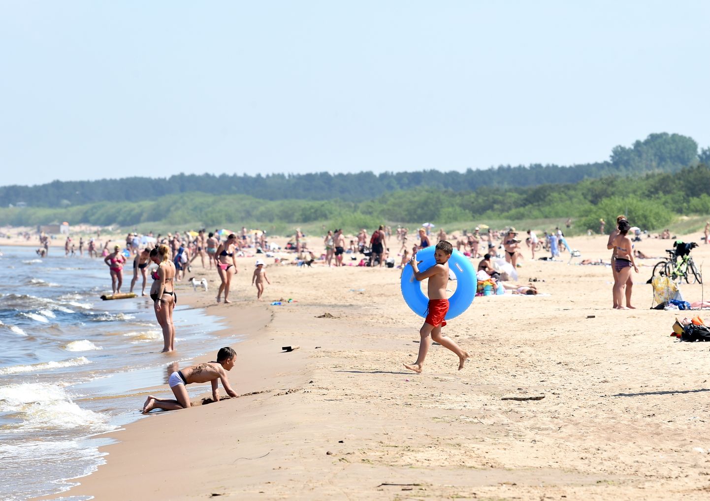 Cilvēki atpūšas Vecāķu pludmalē. Ilustratīvs attēls.