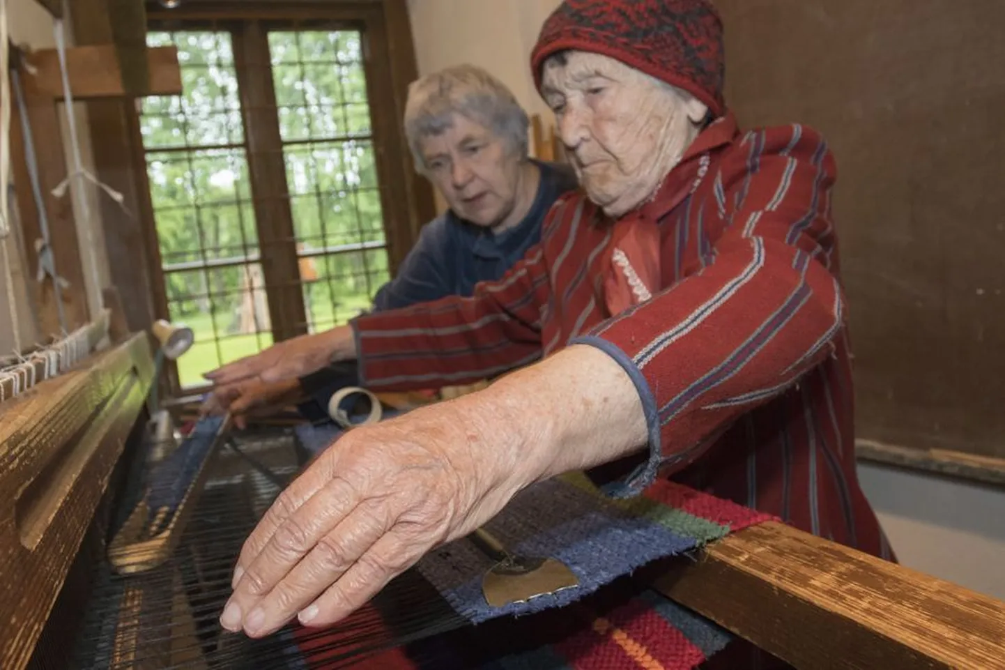 Oma ristitütre juhendamisel kudus Linda Raide krapsakalt mitu ilusat värvilist riideampsu.