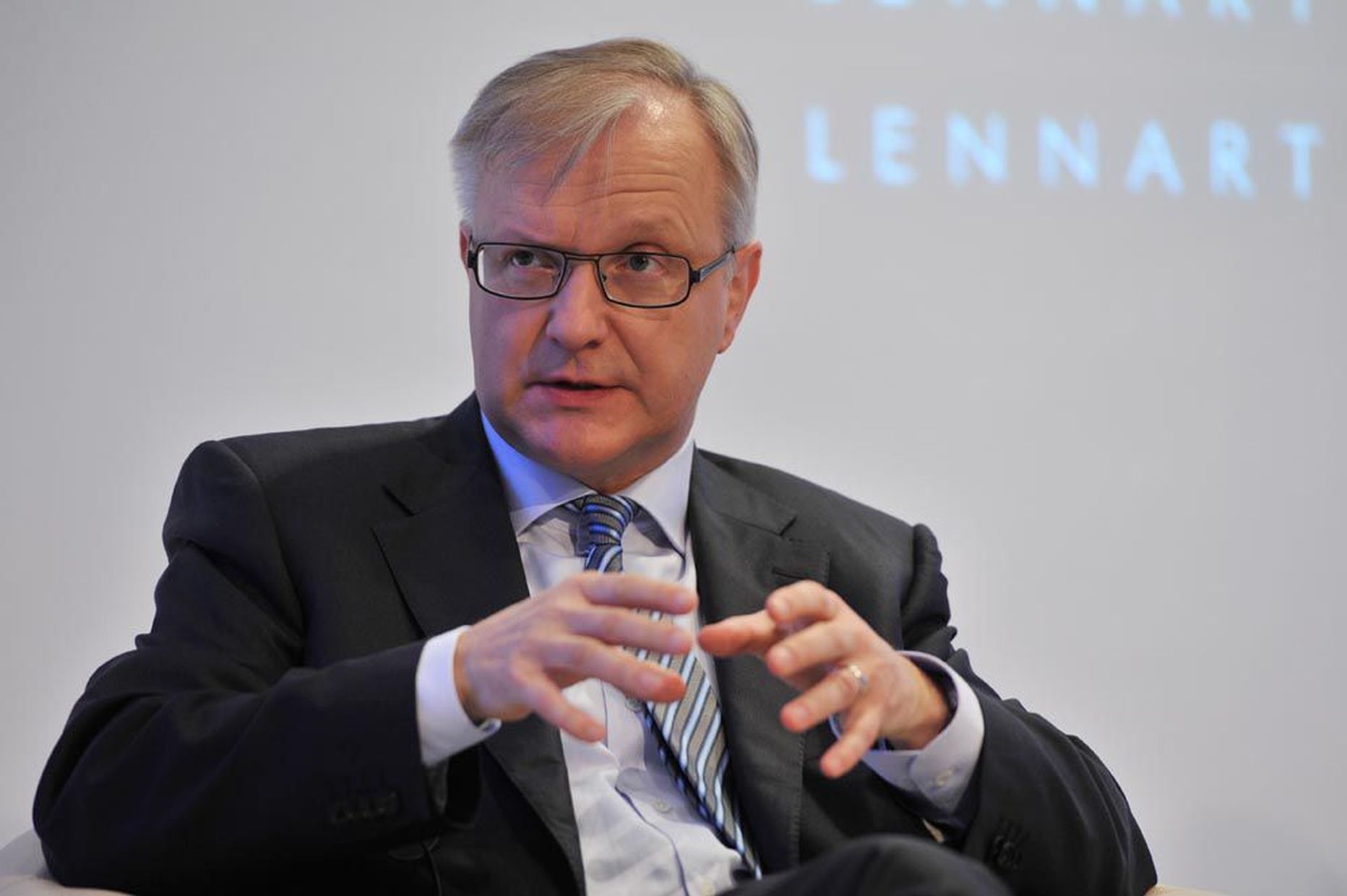 Euroopa Komisjoni asepresident Olli Rehn ütles Tallinnas esinedes, et võlgu elamine ei ole Euroopa lõunaosa möödapääsmatu eripära. Näiteks tõi ta 1980. aastad, kui Euroopa murelaps oli Taani.