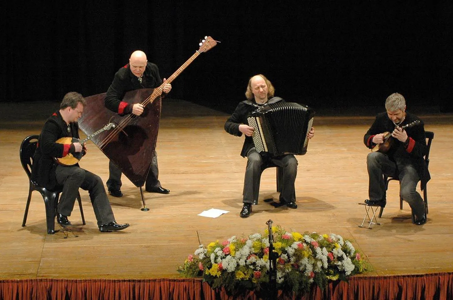 Fenomenaalne ansambel Terem Kvartett (St Peterburg), kes on loonud täiesti uue lähenemise vene rahvapillidele ja nendel mängimisele.