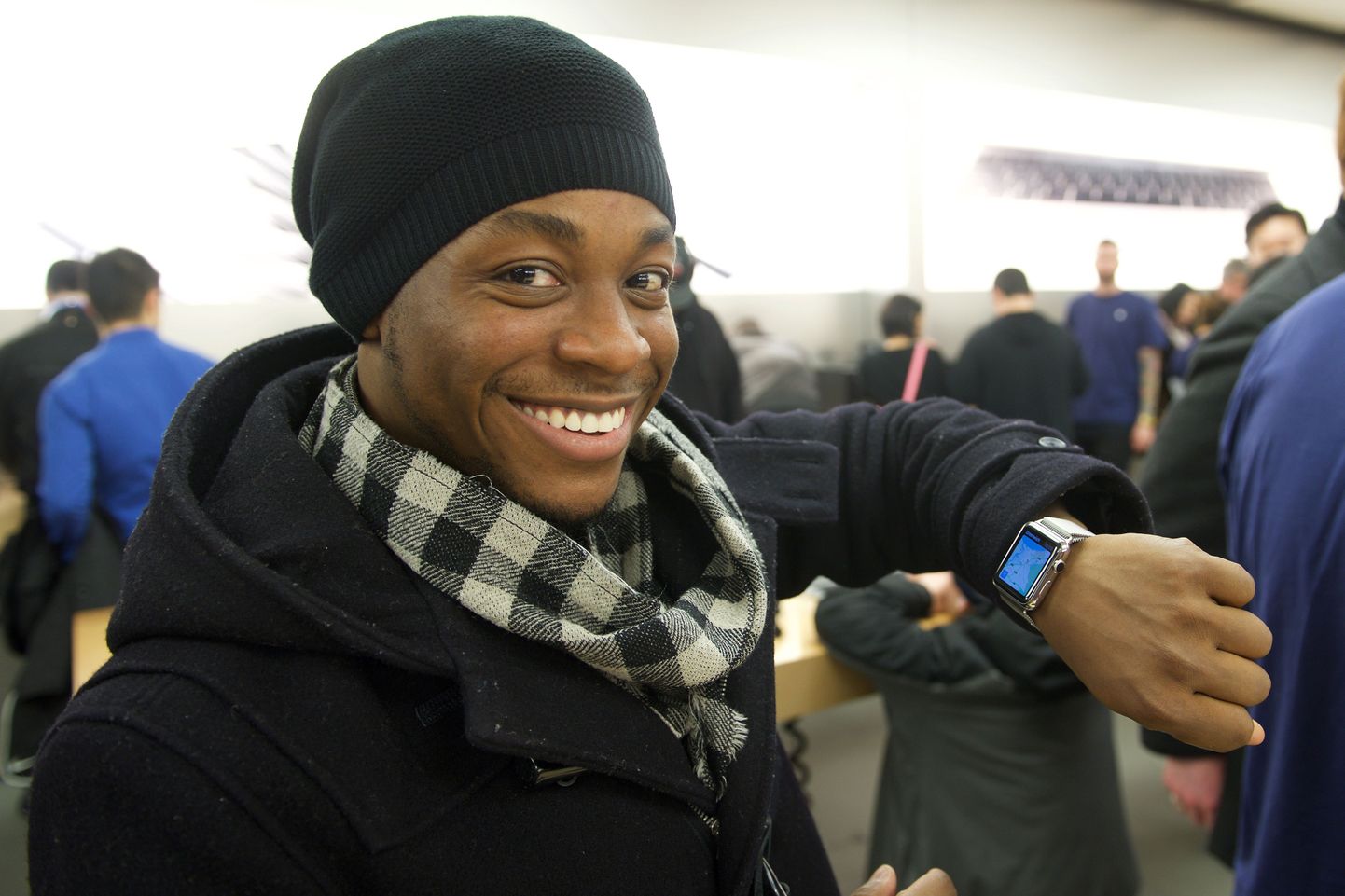 Esimesed huvilised on praeguseks saanud juba Apple Watchi käele proovida ning tellimuse sisse anda. Pildil õnnelike kella proovija Torontos, Kanadas.