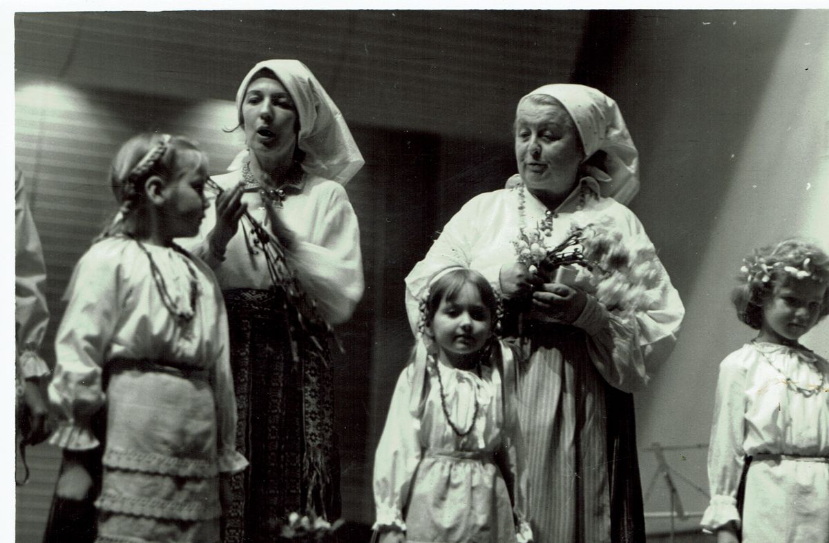 No kreisās: "Knīpas un Knauķi" skolotājas Silvija Ērgle un Irēna Veinberga ar Knīpām koncertā “Tautasdziesmu pēcpusdiena” Latvijas filharmonijā. 1981. gads. Foto no māsiņu Grietēnu arhīva.