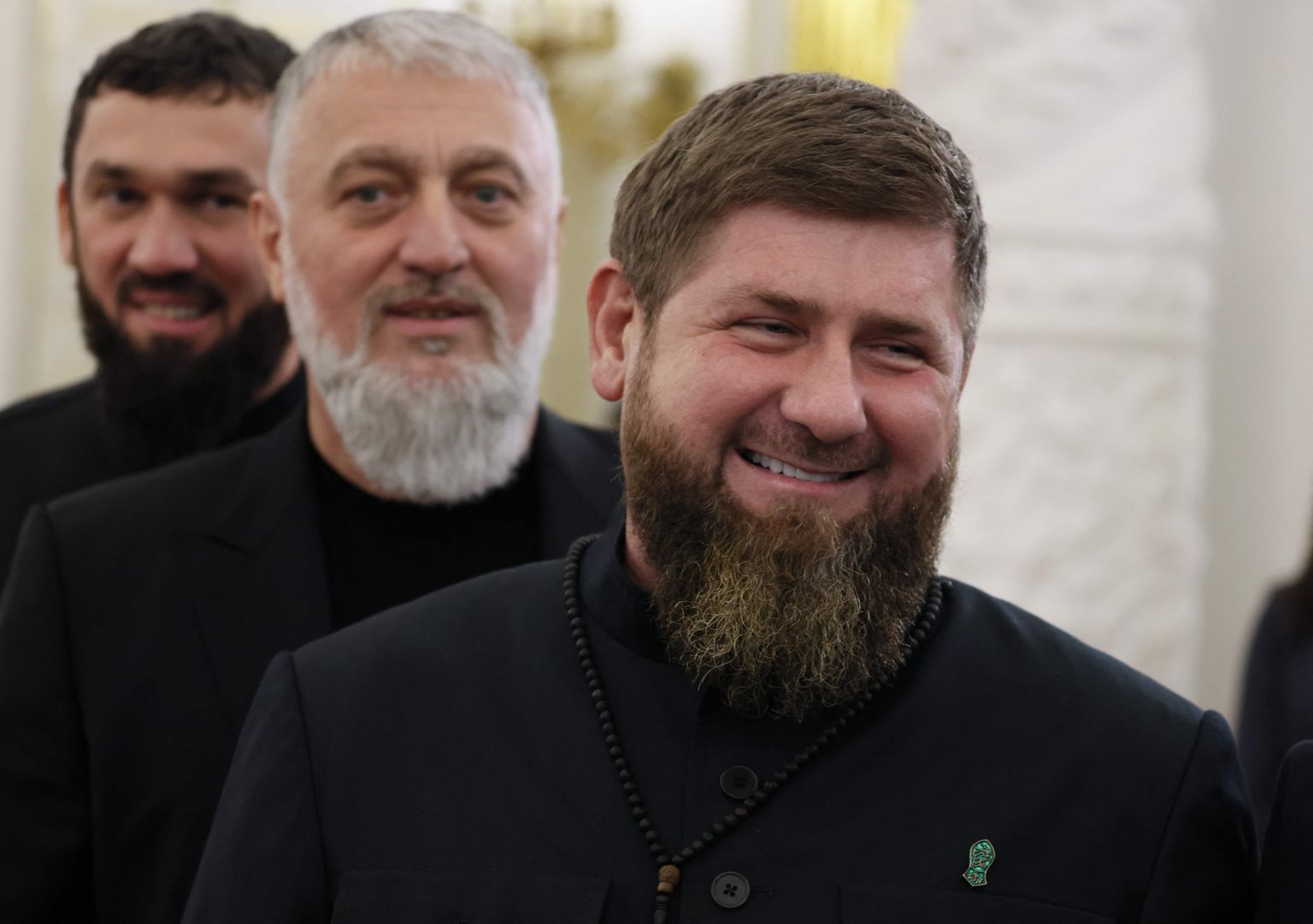 Лидеры Чечни в Кремле 30 сентября 2022 года. За спиной Рамзана Кадырова - депутат Госдумы Адам Делимханов, а за его спиной - глава парламента Чечни Магомед Даудов. Все трое - герои России.