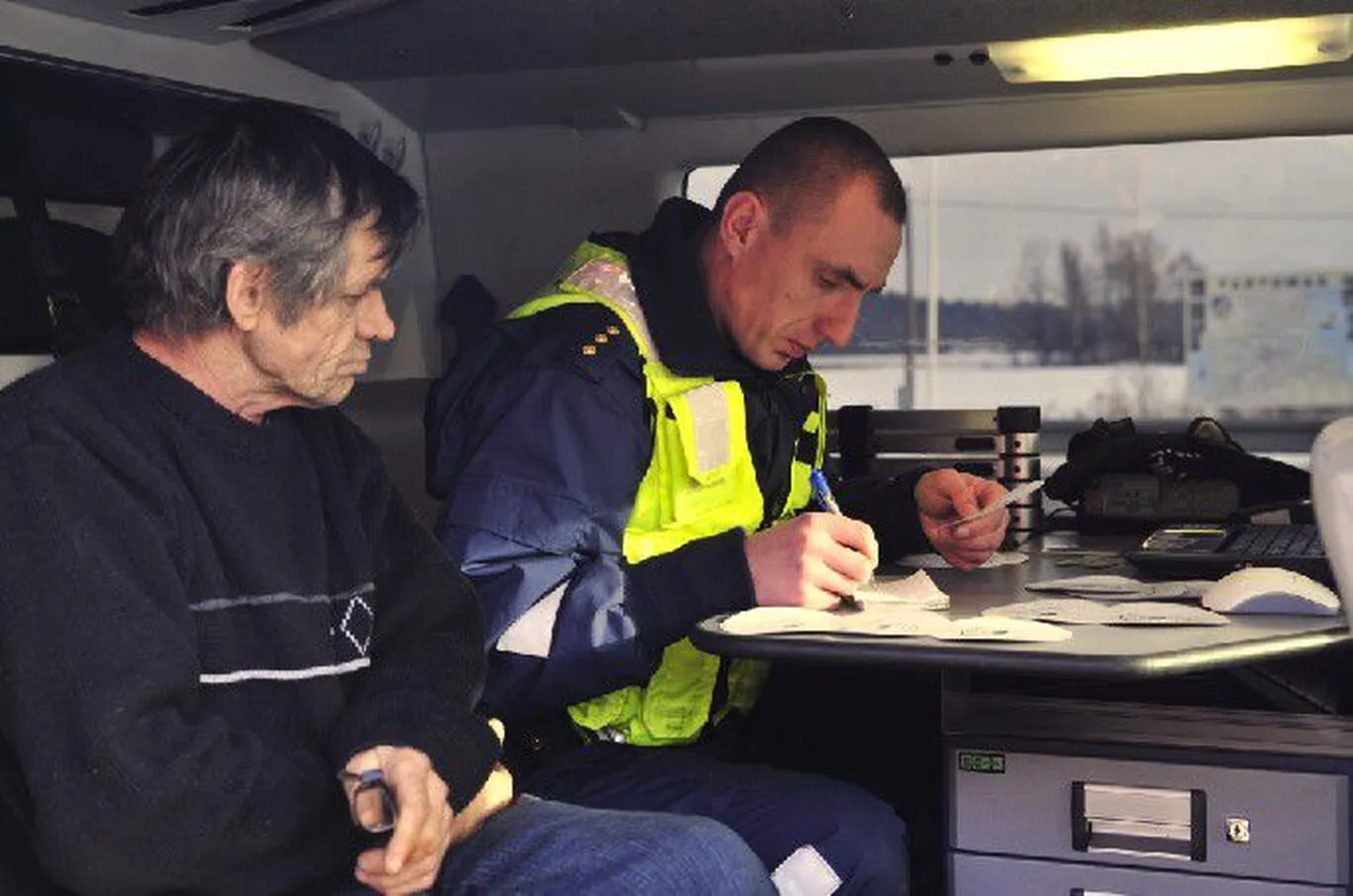 Польский водитель Витек, которого пригласили в автобус давать           пояснения, понял, что его хитрый прием периодически ездить без записи тахографа может дорого             обойтись. В порядке ускоренного производства ему назначен штраф размером 160 евро.