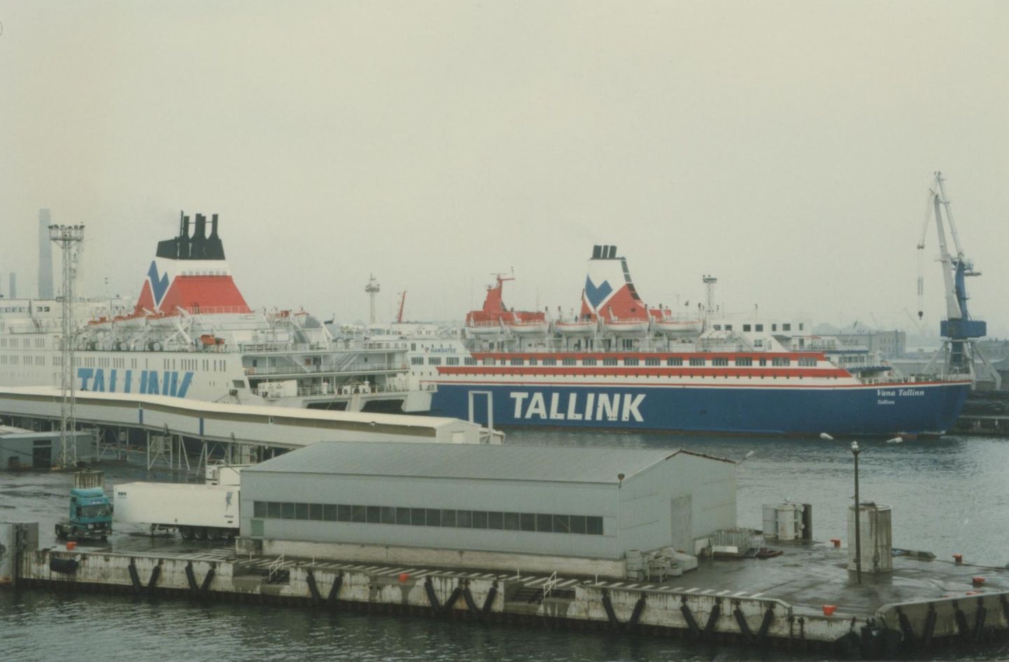 Паромы Tallink в порту.