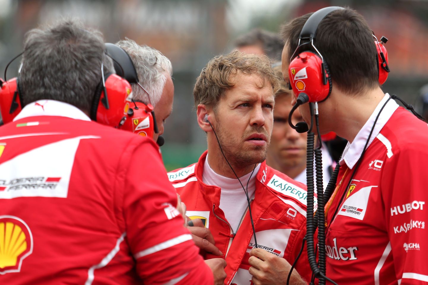 Sebastian Vetteli (keskel) masinal purunes eelviimasel ringil neljandal kohal olles rehv, mistõttu pidi ta minema boksi ning lõpetas sõidu alles seitsmendana.