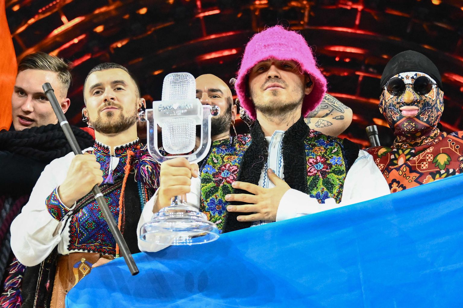 Kalush Orchestra liikmed pärast Eurovisiooni võitu koos võidukarikaga.