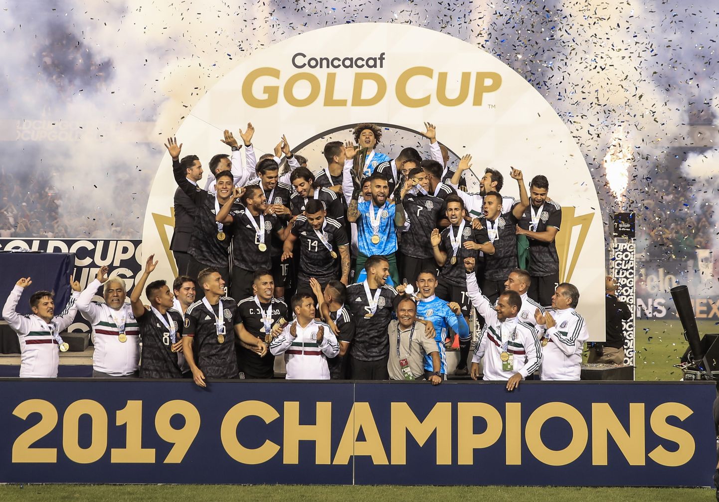 Mehhiko Gold Cupi võitu tähistamas.