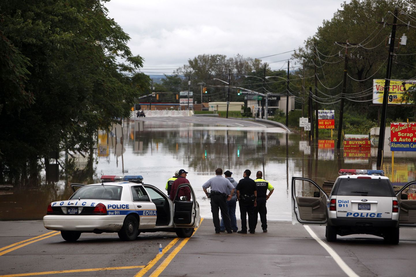 Politseinikud uurimas Pennsylvanias Kingstonis üleujutusest tingitud olukorda