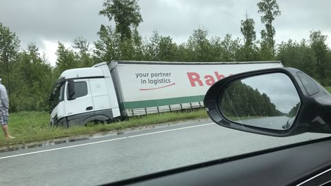 Фото: на шоссе Таллинн-Пярну грузовик опрокинулся в кювет