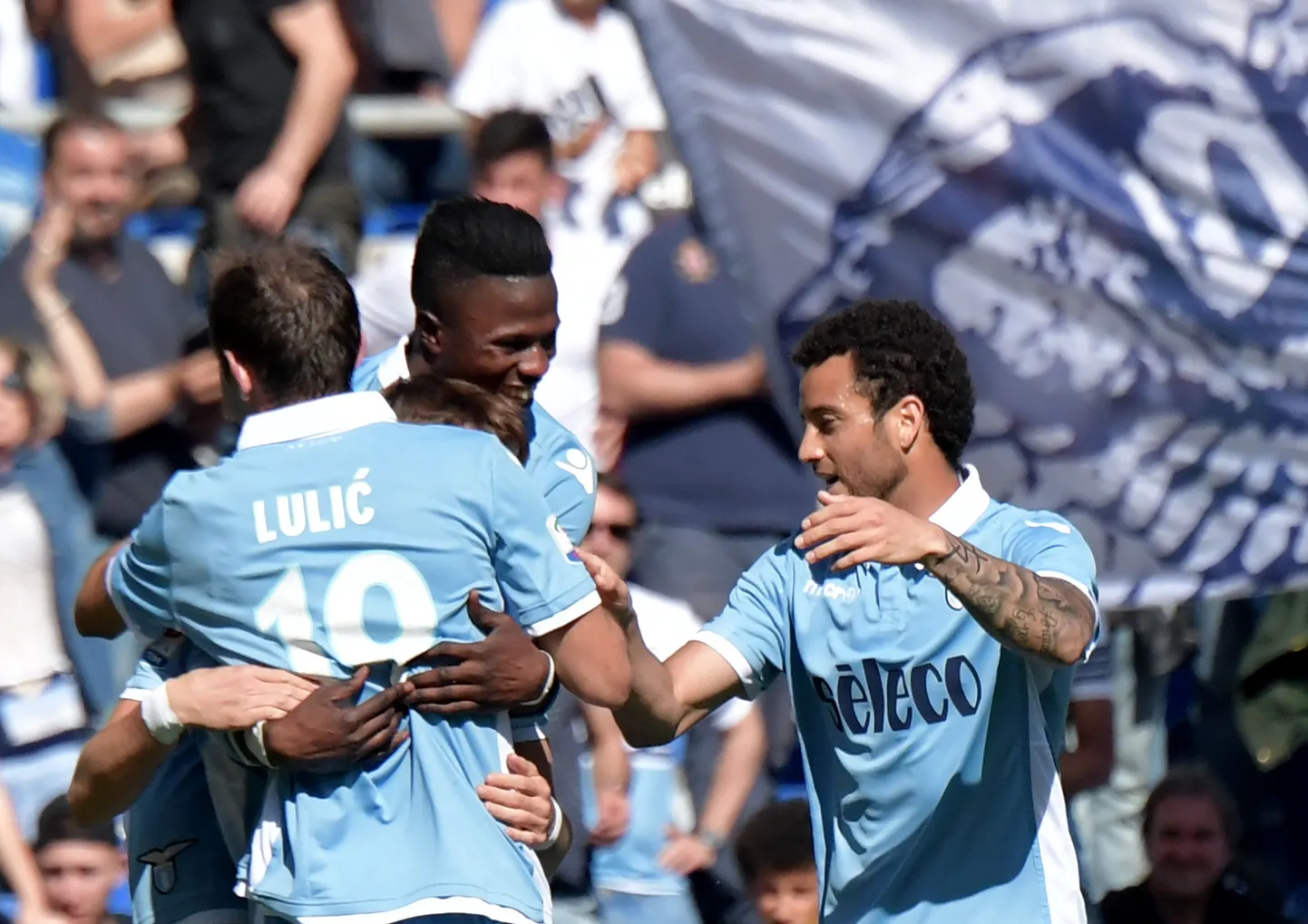 Rooma Lazio jalgpallurid rõõmustavad järjekordse Genoa Sampdoriale löödud värava üle.