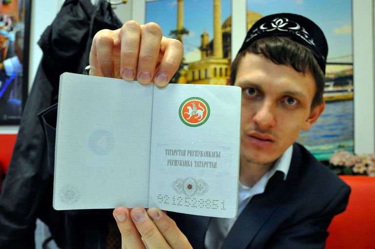 Rahvuslane Nail Nabiullin näitab oma Vene passis vahelehte kinnitusega, et ta on ka Tatarstani kodanik.